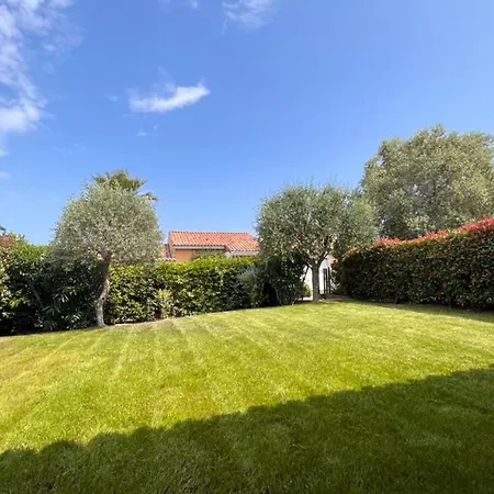 110m With Swimming Pools Ac And Garage - Benakey Tatil Evi
